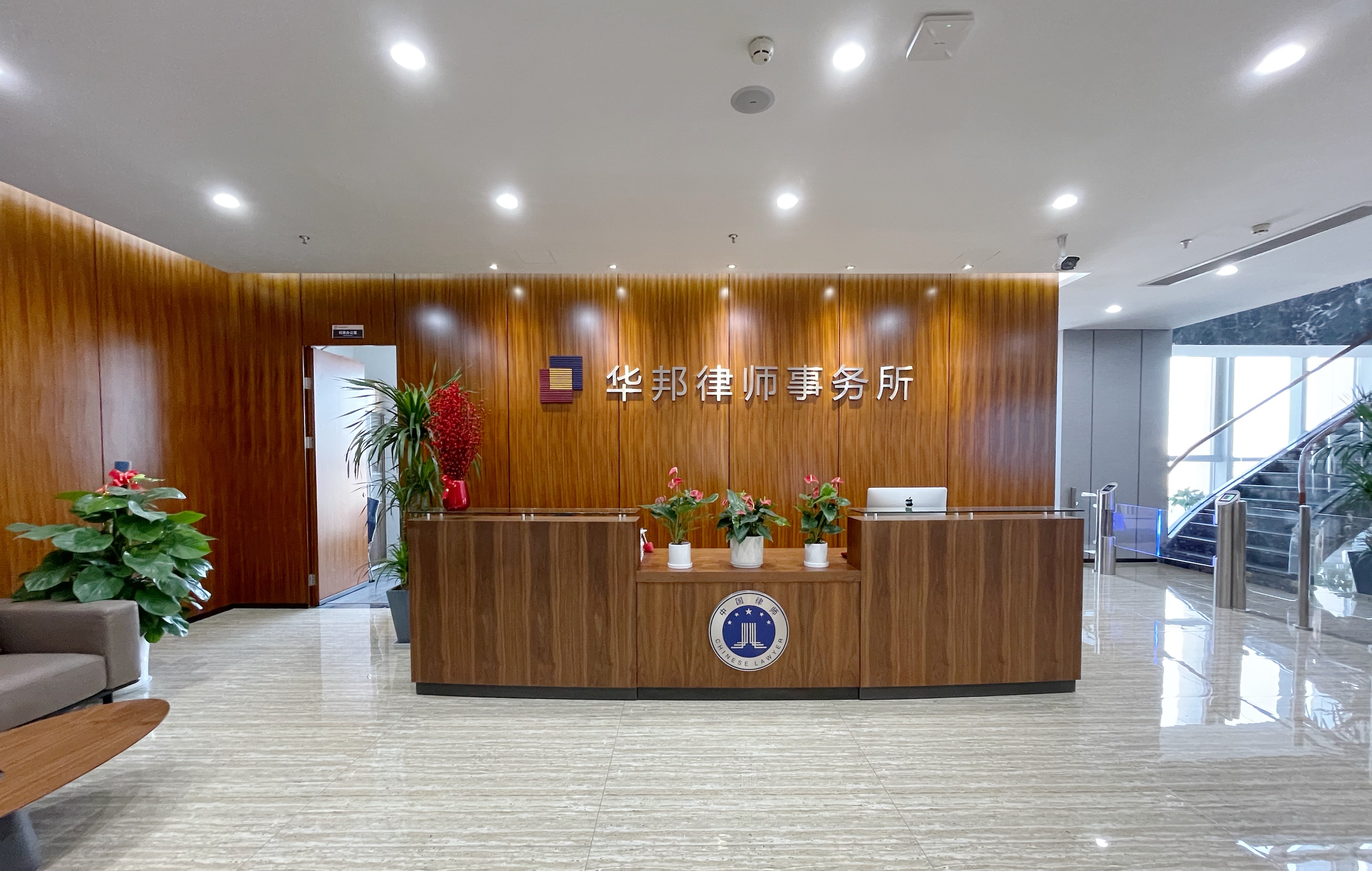 2021年，江西华邦律师事务所搬入自购办公大楼保利中心