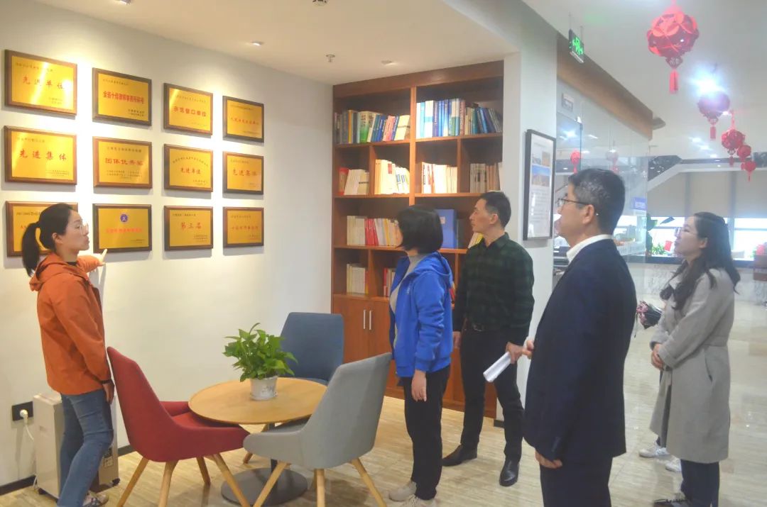 华邦动态 | 红谷滩区凤凰洲街道主任舒丹一行莅临我所走访调研