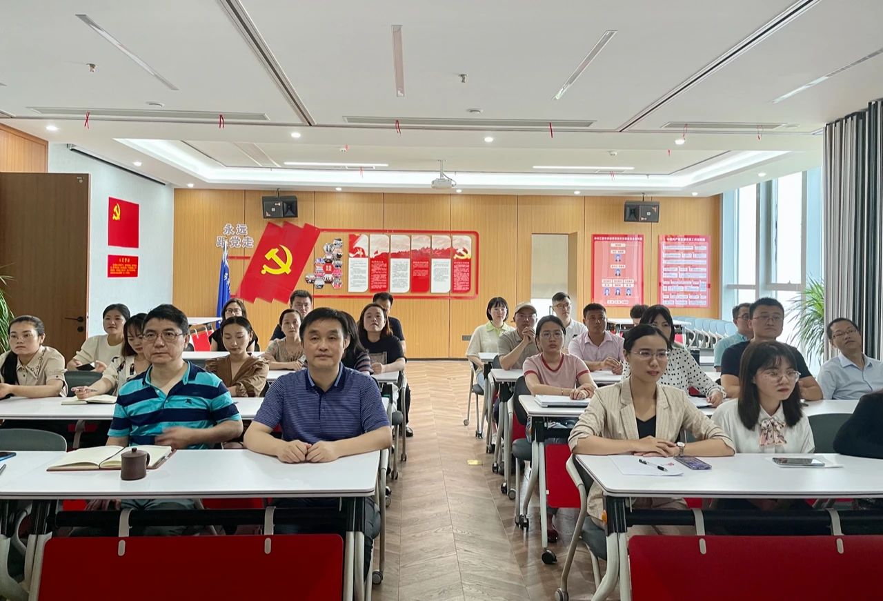 喜迎建党百年 ｜ 华邦所组织收看“七一勋章”颁授仪式