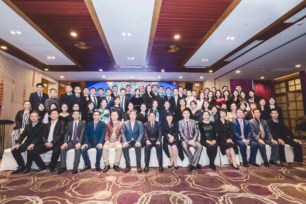 2015年， 执业律师人数突破100人