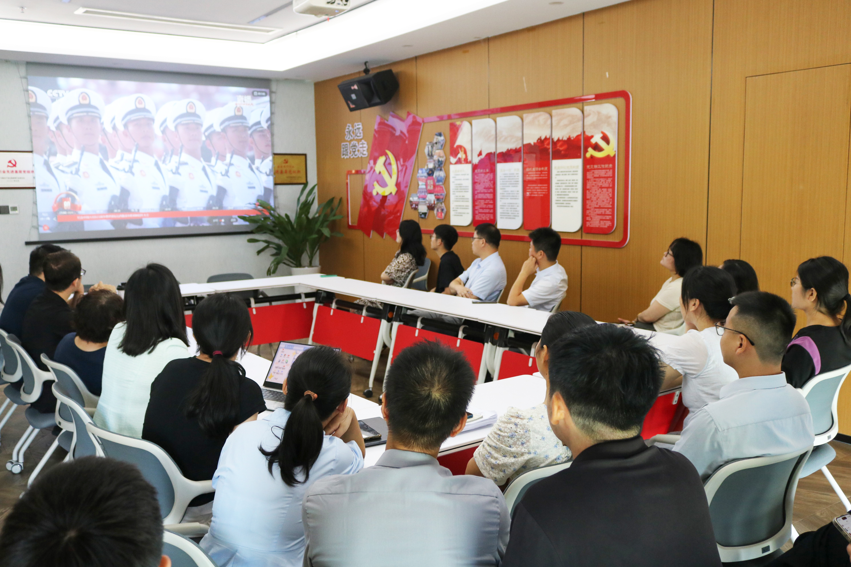 凝聚爱国情怀 激发奋进力量——华邦律师事务所组织集中观看九三阅兵盛况