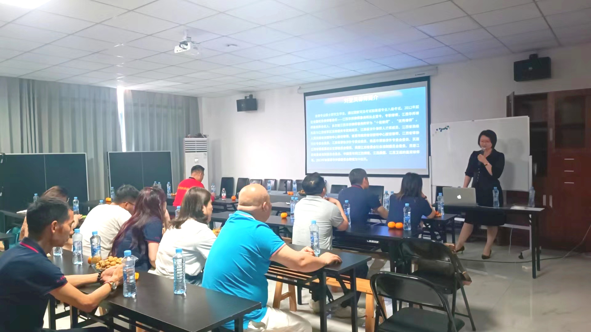 公益集结号•送法进企业 | 刘登凤律师应邀为南昌创业促进会的企业家们开展《合同风险防控法律实务》专题讲座